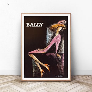 Może przedstawiać: Winietkowy plakat reklamowy but&oacute;w Bally. Na plakacie przedstawiono kobietę w r&oacute;żowej sukience i czarnym kapeluszu siedzącą na krześle. Tekst "BALLY" jest biały na czarnym tle. Podpis artysty, "alain gauthier", znajduje się w prawym dolnym rogu.