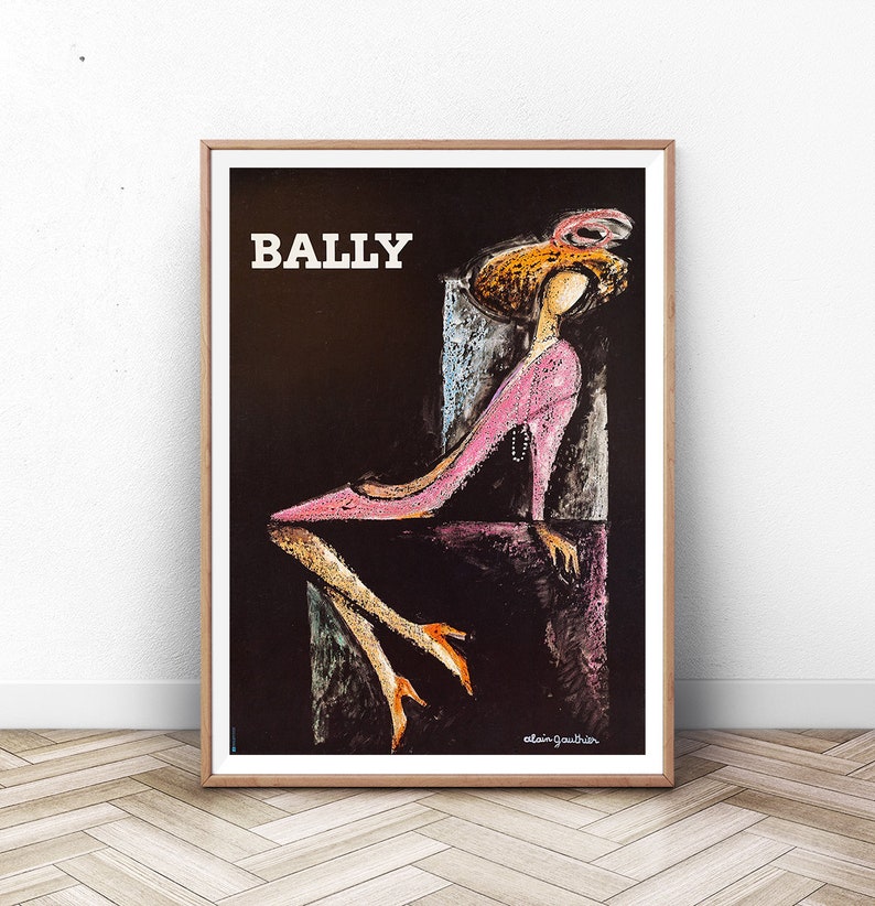 Może przedstawiać: Winietkowy plakat reklamowy but&oacute;w Bally. Na plakacie przedstawiono kobietę w r&oacute;żowej sukience i czarnym kapeluszu siedzącą na krześle. Tekst "BALLY" jest biały na czarnym tle. Podpis artysty, "alain gauthier", znajduje się w prawym dolnym rogu.