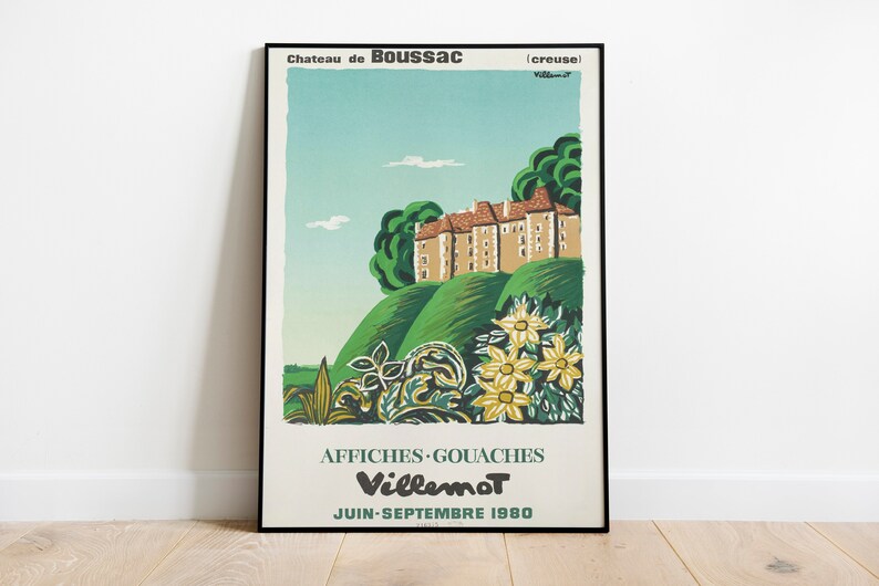 K&ouml;nnte beinhalten: Ein Vintage-Poster, das eine Kunstausstellung mit Gouache-Gem&auml;lden des K&uuml;nstlers Villemot bewirbt. Das Poster zeigt eine farbenfrohe Illustration eines Schlosses auf einem H&uuml;gel mit gr&uuml;nen B&auml;umen und gelben Blumen. Der Text auf dem Poster lautet "Chateau de Boussac (Creuse) Affiches-Gouaches Villemot Juin-Septembre 1980."