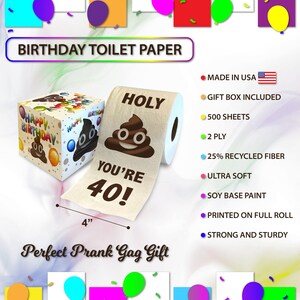 K&ouml;nnte beinhalten: Eine Toilettenpapierrolle mit einer lustigen Geburtstagsnachricht, die "Holy You're 40!" mit einem Kack-Emoji lautet. Das Toilettenpapier ist mit einem braunen Kack-Emoji mit einem Smiley bedruckt. Das Toilettenpapier hat einen Durchmesser von 10 cm. Das Toilettenpapier ist in einer Schachtel mit einem &auml;hnlichen Design verpackt. Die Schachtel ist mit einem Kack-Emoji und den Worten "Happy Birthday" verziert.