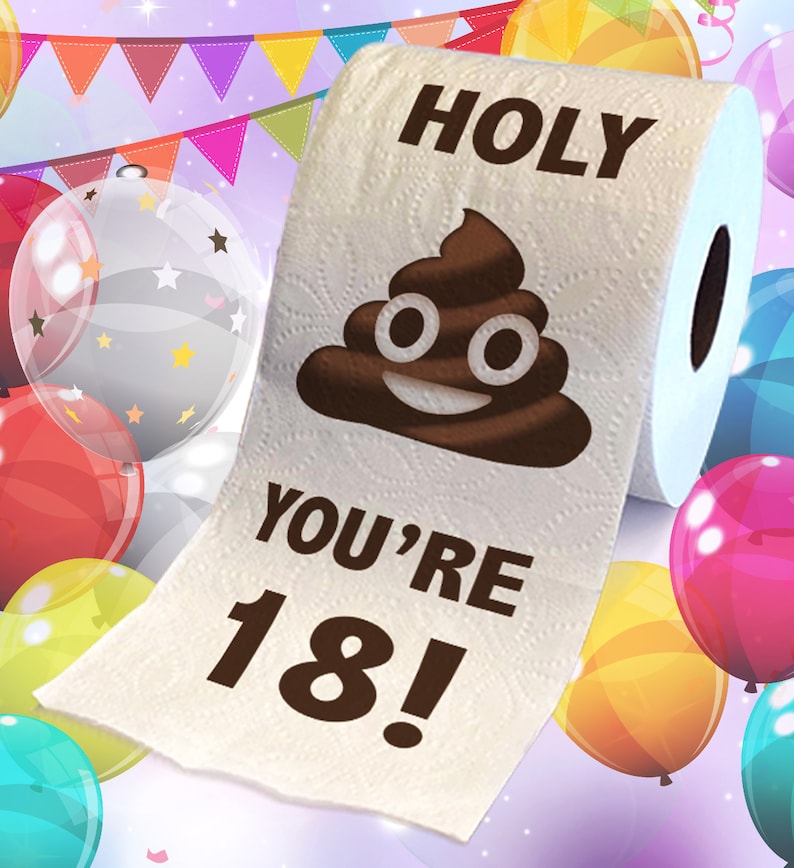 Op de afbeelding: Een rol wit toiletpapier met de woorden "HOLY YOU'RE 18!" en een lachende poep-emoji erop gedrukt. De achtergrond bevat kleurrijke ballonnen en een banner.
