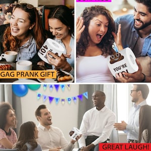 K&ouml;nnte beinhalten: Ein Gag-Geschenk in Form einer Toilettenpapierrolle mit einem humorvollen Design. Die Rolle hat ein Cartoon-Kack-Emoji und den Text "You're 40!" darauf gedruckt. Das Bild zeigt Menschen, die lachen und auf das Geschenk reagieren.