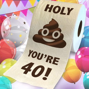 K&ouml;nnte beinhalten: Eine wei&szlig;e Toilettenpapierrolle mit einem braunen Kack-Emoji und dem Text "HOLY YOU'RE 40!" darauf gedruckt. Die Rolle ist von bunten Luftballons umgeben.