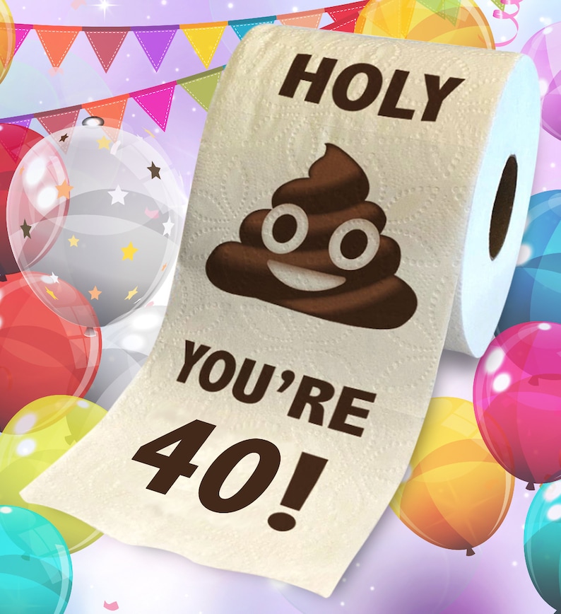 K&ouml;nnte beinhalten: Eine wei&szlig;e Toilettenpapierrolle mit einem braunen Kack-Emoji und dem Text "HOLY YOU'RE 40!" darauf gedruckt. Die Rolle ist von bunten Luftballons umgeben.