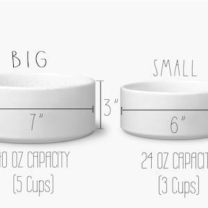 Op de afbeelding: Twee witte keramische huisdierkommen, een met het label "BIG" met een diameter van 7 inch en een capaciteit van 40 ounce, en de andere met het label "SMALL" met een diameter van 6 inch en een capaciteit van 24 ounce.