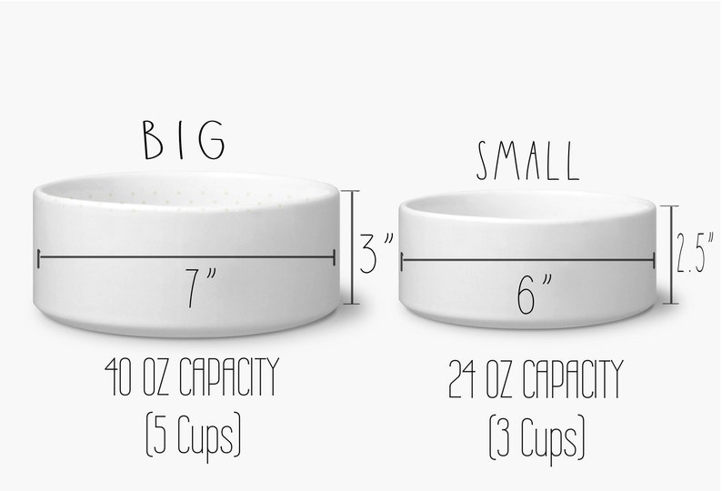 Op de afbeelding: Twee witte keramische huisdierkommen, een met het label "BIG" met een diameter van 7 inch en een capaciteit van 40 ounce, en de andere met het label "SMALL" met een diameter van 6 inch en een capaciteit van 24 ounce.