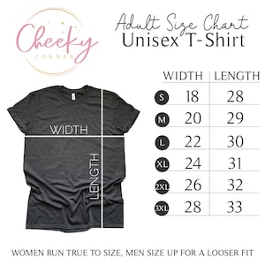 Może przedstawiać: Tabela rozmiar&oacute;w dla koszulki unisex. Tabela pokazuje szerokość i długość w calach dla rozmiar&oacute;w S, M, L, XL, 2XL i 3XL. Tekst "Women run true to size, men size up for a looser fit" znajduje się na dole tabeli.