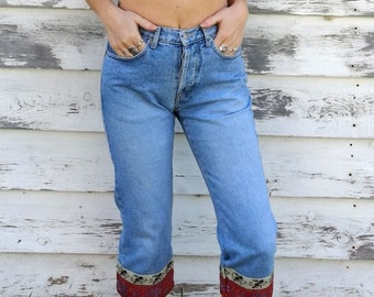 Vintage 3/4 hoch taillierte 1990 Jeans mit asiatischen roten und weißen Seidenmustern an der Unterseite