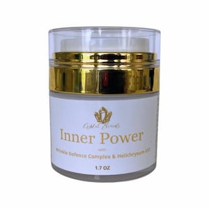 Puede incluir: Un tarro de crema facial de color dorado y blanco con la etiqueta "Inner Power" y el texto "Wrinkle Defence Complex & Helichrysum EXT" y "1.7 OZ".