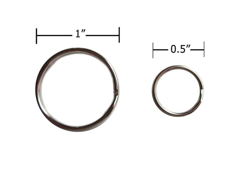 Puede incluir: Dos llaveros de plata, uno con un di&aacute;metro de 2,5 cm y el otro con un di&aacute;metro de 1,25 cm.