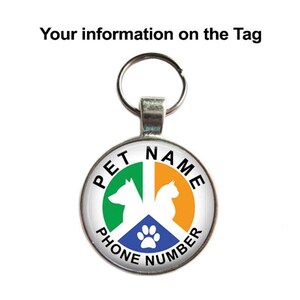 Puede incluir: Una etiqueta de identificaci&oacute;n para mascotas de plata con un dise&ntilde;o redondo y colorido. La etiqueta presenta una secci&oacute;n verde con una silueta de perro, una secci&oacute;n naranja con una silueta de gato y una secci&oacute;n azul con una huella de pata. El texto "PET NAME PHONE NUMBER" rodea el dise&ntilde;o.