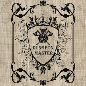 Puede incluir: Una ilustración en blanco y negro de un escudo de armas con una corona, un escudo y dos hachas. El escudo presenta un dado de 20 caras y el texto "Dungeon Master".