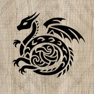 Può includere: Illustrazione in bianco e nero di un drago con dettagli intricati. Il drago è arrotolato con le ali spiegate.