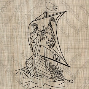 Könnte beinhalten: Schwarz-weiß-Linienzeichnung eines Wikingerschiffs mit einem Drachenkopf am Segel und einem Totenkopf mit Knochenkreuz am Segel. Das Schiff fährt auf dem Wasser.