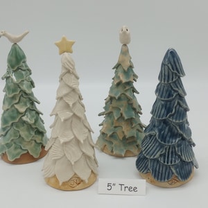 Op de afbeelding: Vier keramische kerstboompjes, elk 12,7 cm hoog, met verschillende glazuren en decoraties. De bomen zijn versierd met een vogeltje, een ster en een vogeltje. De tekst "5" Tree" is zichtbaar onderaan de afbeelding.