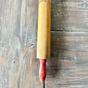 Rouleau à pâtisserie vintage en bois avec poignées rouges, 18&quot; de long, ustensiles de cuisine du milieu du siècle, cadeau pour collectionneur