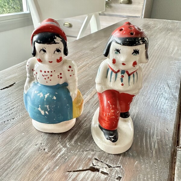 Vintage Kitschy Dutch Couple Salt and Pepper Shakers Made in Japan, MCM Kitsch, Collectible Shakers, Gift for Collector Mid Century Figurine