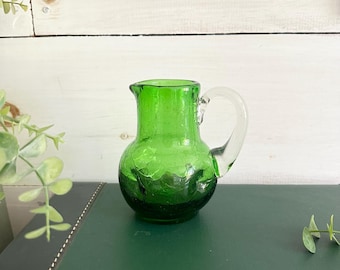 Jarra de cristal craquelado verde vintage con detalles texturizados de 5 pulgadas.