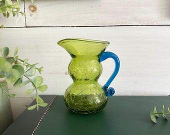Jarra de cristal craquelado verde vintage con asa azul, 14 cm (5,5 pulgadas)
