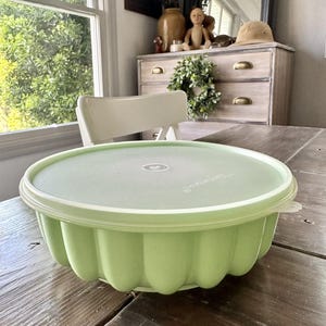 Vintage 9&quot; Round Tupperware Mint Green Jel-n-serve Jell-O Mold, MCM, Mid Century Kitchen, Collectible, Gift for Collector