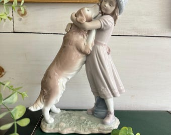 Figura coleccionable descatalogada Lladro #6903 "Una cálida bienvenida" Niña con perro, sin caja original.
