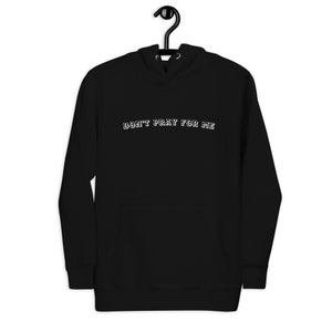 Puede incluir: Sudadera con capucha negra con el texto "DON'T PRAY FOR ME" en letras blancas con contorno.