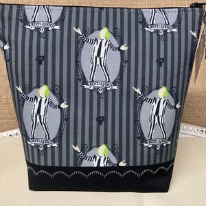 Estuche grande con cremallera Beetlejuice *Gris