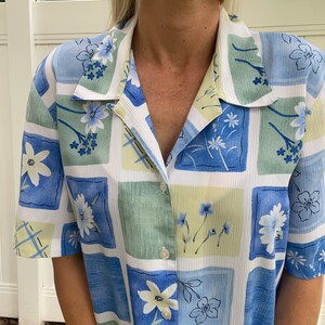 Vintage Alia Petites Blouse / 1980s Floral Shirt / Short Sleeve Polyester Button Up / Summer Shirt / Floral Patterned Shirt / 80s Vintage