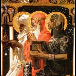 Może przedstawiać: Trzech mężczyzn w ozdobnych szatach i nakryciach głowy klęczy przed złotą skrzynią. Mężczyzna w środku nosi czerwoną szatę i koronę. Mężczyzna po lewej stronie nosi białą szatę i turban. Mężczyzna po prawej stronie nosi czarną i złotą szatę oraz koronę z skrzydlatym wzorem. Tło jest ciemnoniebieskie z złotymi gwiazdami.