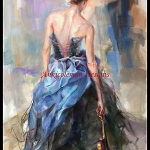 Op de afbeelding: Een schilderij van een vrouw in een blauwe jurk die een viool vasthoudt. De vrouw is met haar rug naar de kijker gekeerd en heeft haar rug naar de camera. De achtergrond is een wazig, abstract schilderij in kleuren.