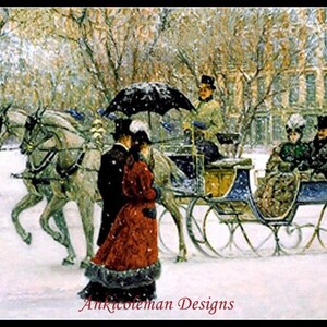 Puede incluir: Un carruaje tirado por dos caballos con cuatro pasajeros viaja por una calle de la ciudad cubierta de nieve. El carruaje está decorado con detalles azules y dorados. Los pasajeros visten ropa de invierno y llevan paraguas. La escena se desarrolla con un fondo de árboles y edificios cubiertos de nieve.