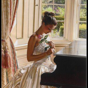 Puede incluir: Una mujer con un vestido de novia blanco se sienta en un piano de cola, sosteniendo una sola rosa rosa. Ella está mirando la rosa, perdida en sus pensamientos. El piano es negro y tiene un acabado pulido. La habitación está muy iluminada, con la luz del sol entrando por una gran ventana. La ventana está enmarcada por cortinas blancas y da a un jardín exuberante.