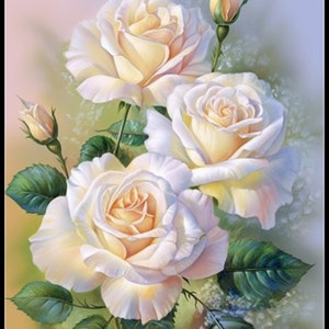 Peut inclure: Un bouquet de trois roses blanches avec un centre jaune clair. Les roses sont en pleine floraison et ont des feuilles vertes. L'arrière-plan est d'un bleu clair et doux.