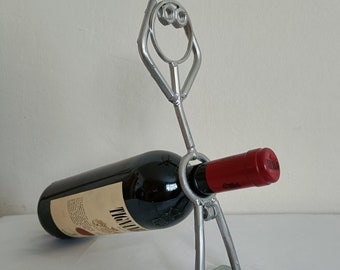 Portabotellas de vino de metal | Escultura de hombre caprichoso | Decoración de barra única | Regalo divertido para los amantes del vino.