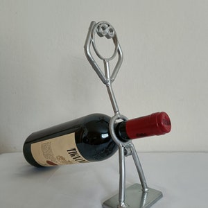 Portabotellas de vino de metal Escultura de hombre caprichoso Decoración de barra única Regalo divertido para los amantes del vino. Hands Behind Head