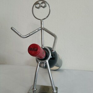 Portabotellas de vino de metal Escultura de hombre caprichoso Decoración de barra única Regalo divertido para los amantes del vino. imagen 9