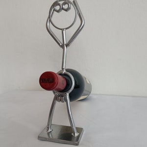 Portabotellas de vino de metal Escultura de hombre caprichoso Decoración de barra única Regalo divertido para los amantes del vino. imagen 3