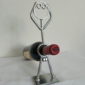 Portabotellas de vino de metal Escultura de hombre caprichoso Decoración de barra única Regalo divertido para los amantes del vino. imagen 2