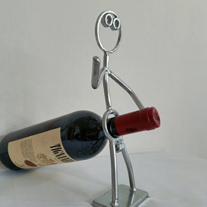 Portabotellas de vino de metal Escultura de hombre caprichoso Decoración de barra única Regalo divertido para los amantes del vino. imagen 8