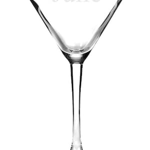 Puede incluir: Una copa de martini de vidrio transparente con el nombre "Julie" grabado en el lateral.