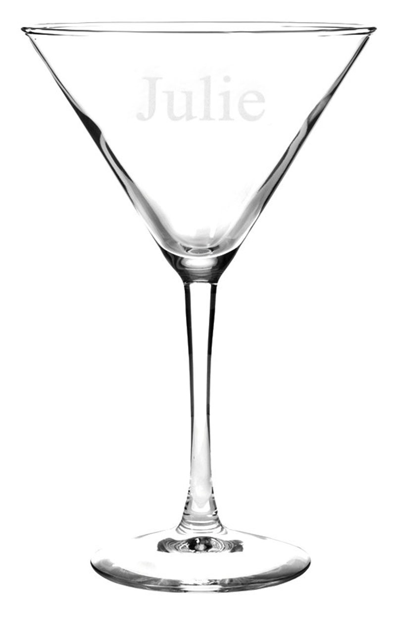 Puede incluir: Una copa de martini de vidrio transparente con el nombre "Julie" grabado en el lateral.
