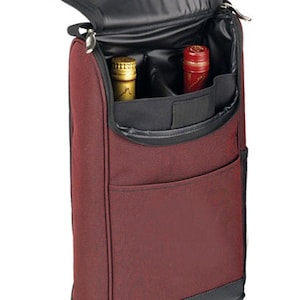 Puede incluir: Una bolsa de vino aislada de color burdeos con una cremallera negra y un ribete negro. La bolsa tiene dos bolsillos en la parte delantera y un compartimento con cremallera en la parte superior. La bolsa está diseñada para contener dos botellas de vino.