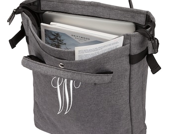 Può includere: Borsa tote in tessuto grigio con manico superiore e tasca frontale. La borsa presenta un monogramma bianco "W" sul davanti. All'interno della borsa ci sono un laptop e una rivista con il titolo "Driftwood Magazine".