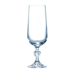 Op de afbeelding: Een heldere glazen champagnefluit met een gefacetteerde steel en een ronde, gefacetteerde voet.
