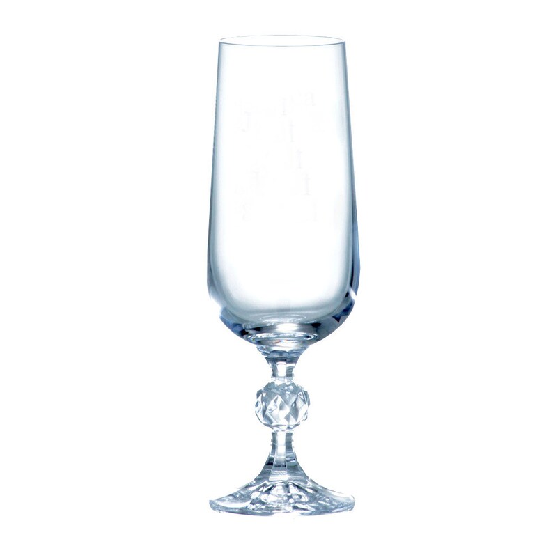 Op de afbeelding: Een heldere glazen champagnefluit met een gefacetteerde steel en een ronde, gefacetteerde voet.