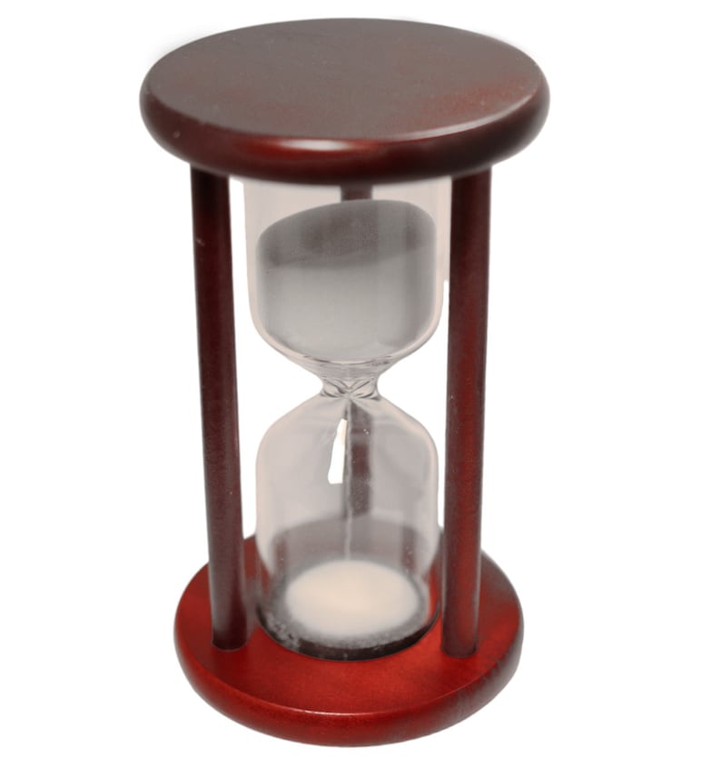 K&ouml;nnte beinhalten: Eine Sanduhr aus Holz mit einer durchsichtigen Glasbirne, die mit wei&szlig;em Sand gef&uuml;llt ist. Die Sanduhr steht aufrecht auf einem wei&szlig;en Hintergrund.