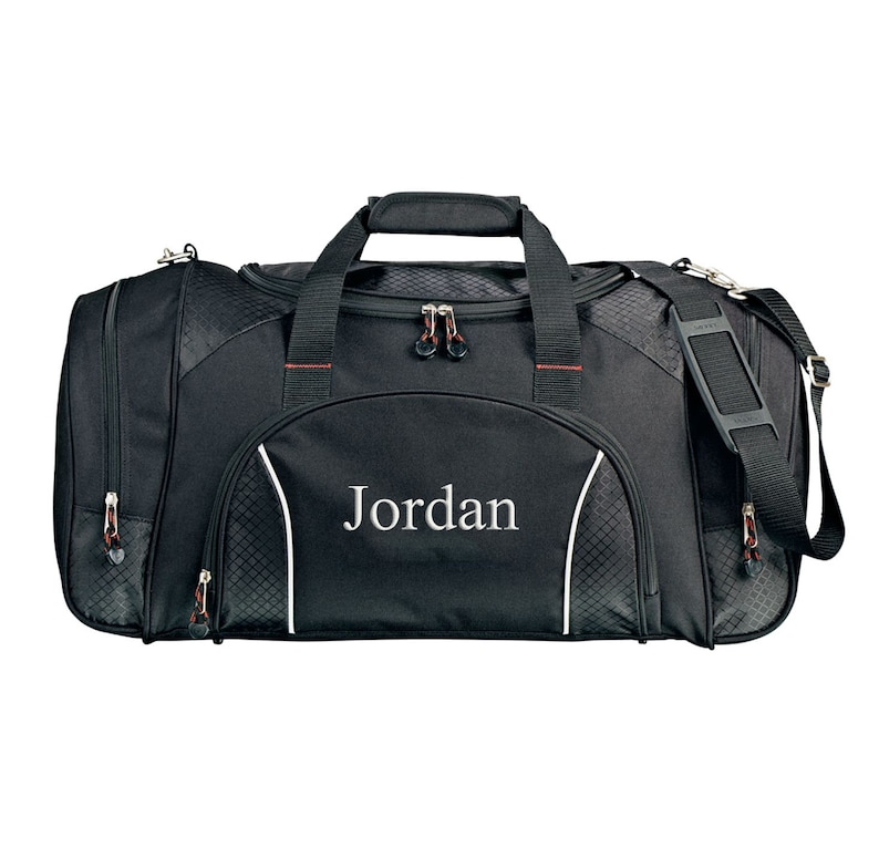 Puede incluir: Bolsa de deporte negra con detalles rojos y un nombre bordado en blanco "Jordan".