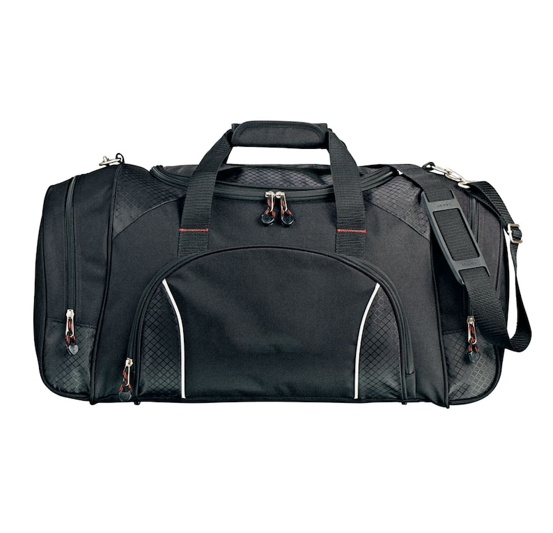 Puede incluir: Bolsa de viaje negra con ribetes rojos y una cremallera blanca. La bolsa tiene un compartimento principal grande y un bolsillo frontal m&aacute;s peque&ntilde;o. Tambi&eacute;n tiene una correa para el hombro.