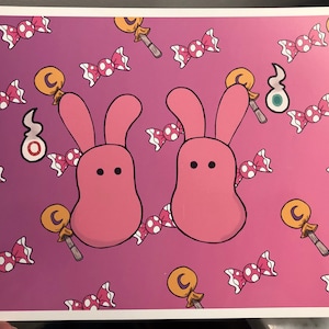 Op de afbeelding: Twee roze konijnenfiguren met zwarte ogen op een paarse achtergrond met een herhalend patroon van witte en roze snoepjes en gele lolly's.