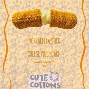 Op de afbeelding: Een gehaakte mozzarella stick cheese pull sjaal. De sjaal is geel met een wit midden, ontworpen om eruit te zien als een mozzarella stick. De tekst "Mozzarella Stick Cheese Pull Scarf" wordt op de afbeelding weergegeven, samen met de woorden "Cute Cottons".